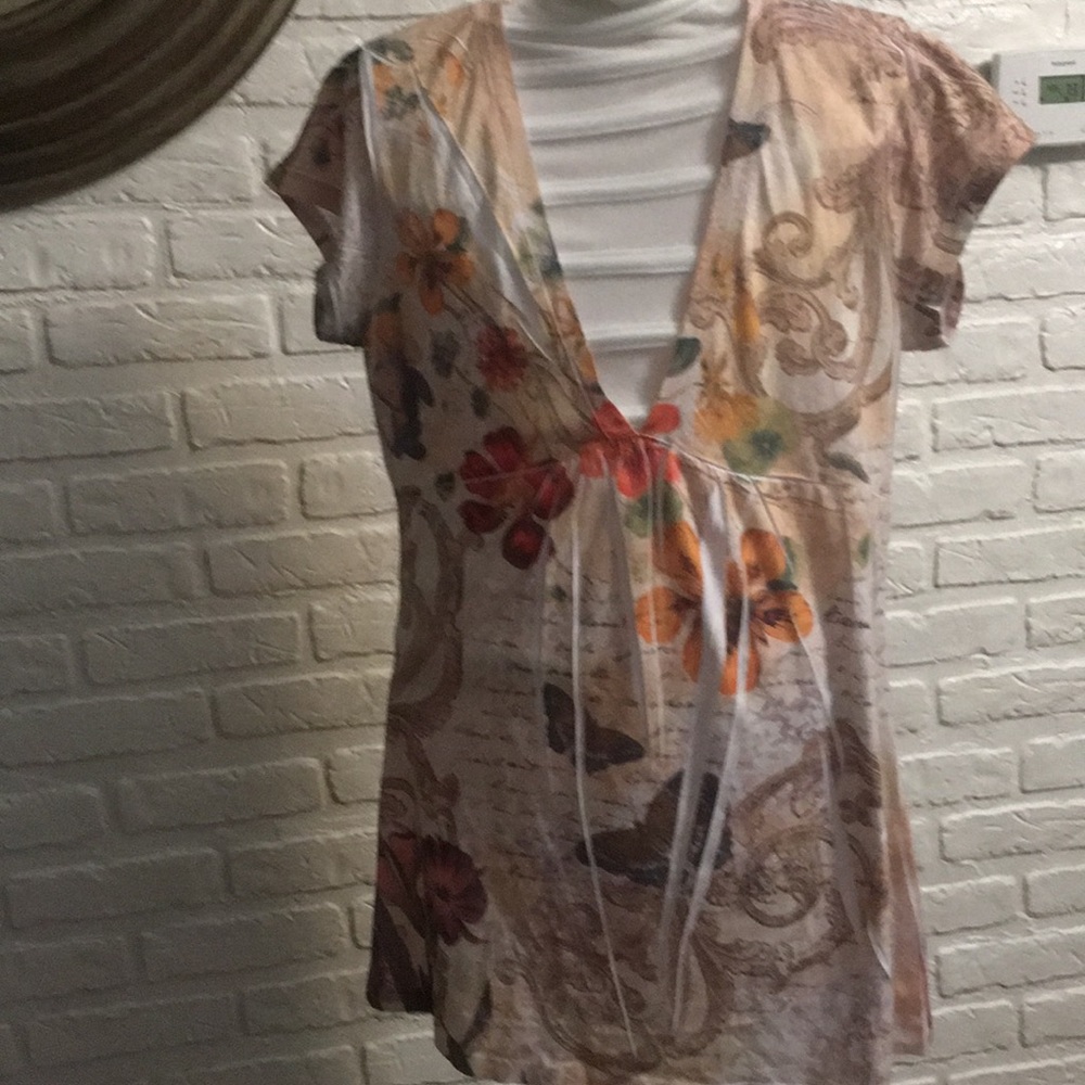 Casual Freedom floral vneck blouse